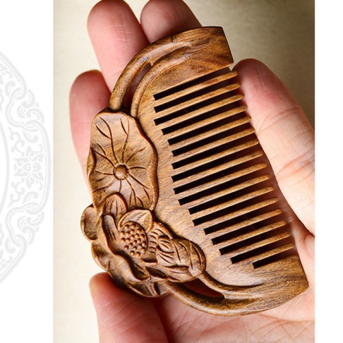 Natural Green Sandalwood Lotus Engraved Soothing Comb Natural Green Sandalwood Lotus Engraved Soothing Comb