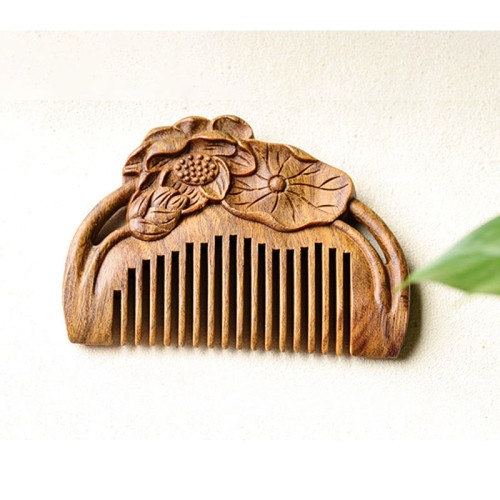 Natural Green Sandalwood Lotus Engraved Soothing Comb Natural Green Sandalwood Lotus Engraved Soothing Comb