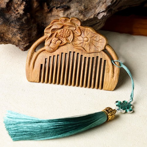 Natural Green Sandalwood Lotus Engraved Soothing Comb Natural Green Sandalwood Lotus Engraved Soothing Comb