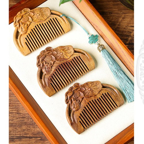 Natural Green Sandalwood Lotus Engraved Soothing Comb Natural Green Sandalwood Lotus Engraved Soothing Comb