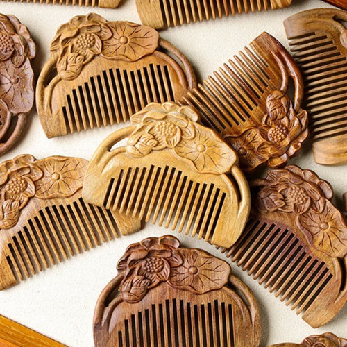Natural Green Sandalwood Lotus Engraved Soothing Comb Natural Green Sandalwood Lotus Engraved Soothing Comb