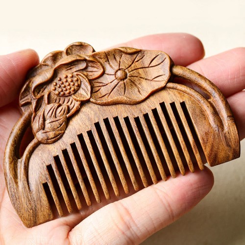 Natural Green Sandalwood Lotus Engraved Soothing Comb Natural Green Sandalwood Lotus Engraved Soothing Comb