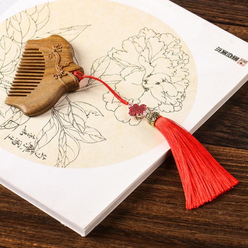 Green Sandalwood Flower Engraved Soothing Comb Green Sandalwood Flower Engraved Soothing Comb