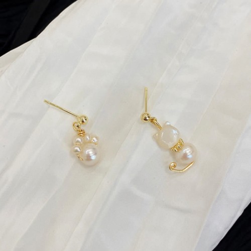 Cat Paw Pearl Wisdom Stud Earrings Cat Paw Pearl Wisdom Stud Earrings