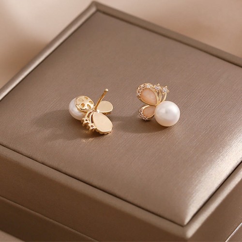 18K Gold Pearl Butterfly Love Stud Earrings 18K Gold Pearl Butterfly Love Stud Earrings