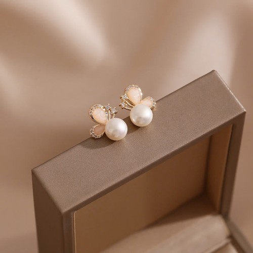 18K Gold Pearl Butterfly Love Stud Earrings 18K Gold Pearl Butterfly Love Stud Earrings
