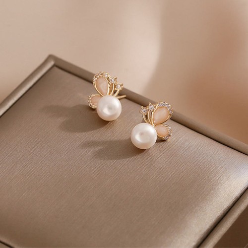 18K Gold Pearl Butterfly Love Stud Earrings 18K Gold Pearl Butterfly Love Stud Earrings