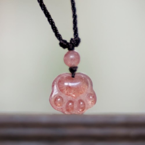 Strawberry Quartz Cat Paw Healing Necklace Strawberry Quartz Cat Paw Healing Necklace