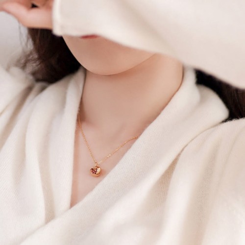 925 Silver Gold-Plated Garnet Crystal Necklace 925 Silver Gold-Plated Garnet Crystal Necklace